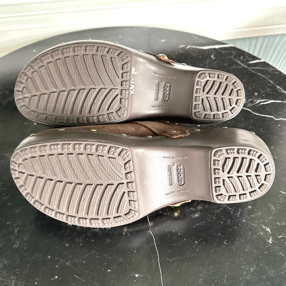 CROCS Cobbler Clogs Brown Suede Studs Sz 10 NWOT - Picture 9 of 11